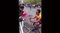 Maratonda ilginç evlenme teklifi