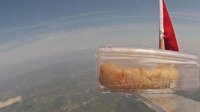 Balonla atmosfere börek gönderdi