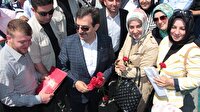 CHP standına karanfil bıraktı