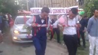 Damat gelin arabasını çekti