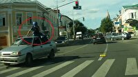 Kendini bir anda aracın üstünde buldu