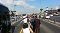 Metrobüs yolunda yolcu korteji
