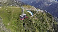 Teleferiğe iniş yapan çılgın paraşütcü