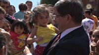Başbakan Davutoğlu'na çocuklardan yoğun ilgi