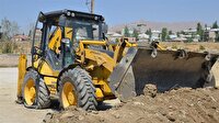 Hendek kazdıkları iş makinesini bırakıp kaçtılar