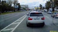 Ambulansa ısrarla yol vermeyen sürücü