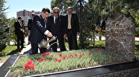 Davutoğlu ve Türkeş Alparslan Türkeş'in kabrini ziyaret etti