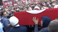 Şehit annesi oğlunun naaşını omuzlarında taşıdı