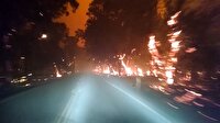 Sağlı sollu alev alev yanan yolda otomobille ilerlemek