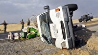 Siverek’te minibüs devrildi: 17 yaralı