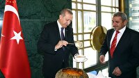 Erdoğan muhtarlara aşure servisi yaptı