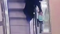 Yürüyen merdivene kapılan küçük kız