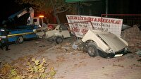 Ağaca çarpan otomobil ikiye bölündü
