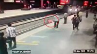 Bir anda trenin önüne atladı!