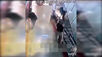 Merdivenden düşen çocuğu havada yakaladı