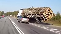 Ağaç yüklü TIR böyle devrildi