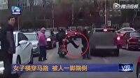 Motosikletini kullanırken yayaya tekme atan sürücü