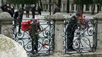 Davutoğlu Sultanahmet'te karanfil bıraktı