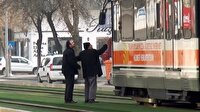 Vatmana sinirlenip tramvayın önünde durdu