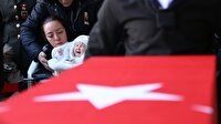 Şehit Yüzbaşıyı 2 aylık kızı uğurladı