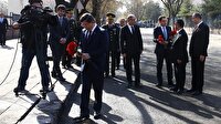 Başbakan Davutoğlu Merasim Sokak'a karanfil bıraktı