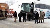 Yolcu otobüsü greydere çarptı: 2'si ağır 23 yaralı