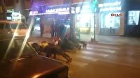 Araçlar kırmızı ışıkta beklerken yaya geçidinde şınav çektiler
