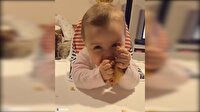 Aşırı sevimli bebeğin yemek yemesi