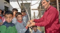 Çocuklara ibadeti aşılamak için bunu yapıyor