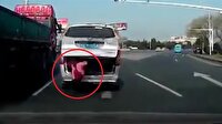 Küçük çocuk arabadan yola düştü
