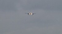 Uçağın 150 metre altından drone geçti