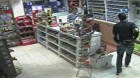 Benzin istasyonundaki bıçaklı soygun kamerada