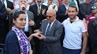 Taraftarın önünde sevgilisine evlenme teklif etti