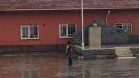Yağmur altında tek başına İstiklal Marşı okudu