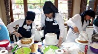 Pastayı güzel süslemek için yarıştılar