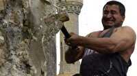 Saddam'ın heykelini yıkan Iraklı pişman