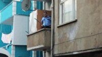 Balkondan attığı babasını bıçaklayarak öldürdü