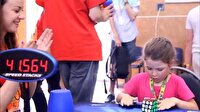 6 yaşında ama Rubik küpünü 41 saniyede çözdü