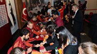 Galatasaraylı futbolcular taraftarlarla buluştu