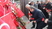 Emekli diplomatlar Şehitler Tepesi’ne karanfil bıraktı