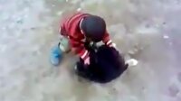 Minik çocukla yavru köpeğin kavgası