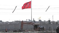 Suriye sınırına dev Türk bayrağı dikildi