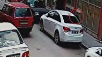 Otomobilin camını kırıp çanta çalan hırsız kamerada