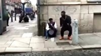 Sokak sanatçısını şok eden şaka