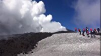 Gazeteciler Etna Yanardağı'nda patlamaya böyle yakalandı: 10 yaralı