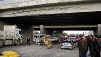 Vinçli kamyon üst geçide çarptı: 2 yaralı
