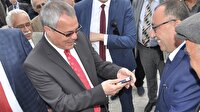 Vali sigarayı bırakan muhtarın köyüne parke taşı yollayacak