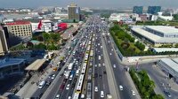 Kilometrelerce uzunluktaki metrobüs kuyruğu havadan görüntülendi
