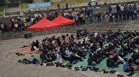 Kampüste namaz kılan öğrencilere insanlık zinciri