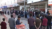 Saatlerce bu kuyrukta bekliyorlar